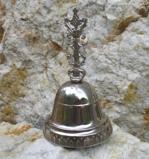 Feine kleine Tischglocke festliche Handglocke Glocke in Silber Hotelglocke
